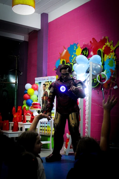 Animadores profesionales de Huija coordinando juegos con niños en la pista de baile. Incluye Plataforma 360.