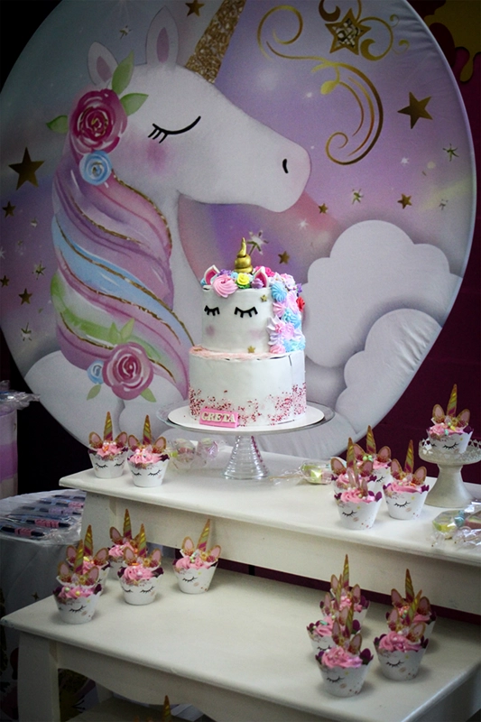 Primer plano de la mesa de torta decorada y espacio de homenaje en el Salón Huija.