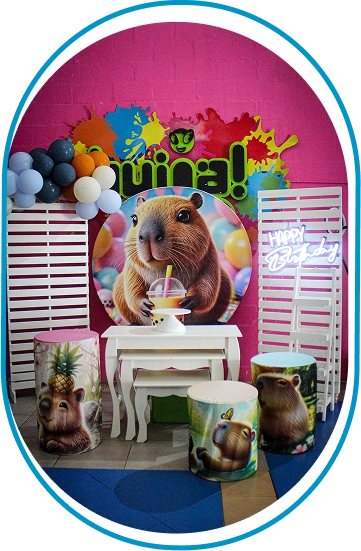 Primer plano de la mesa de torta decorada y espacio de homenaje en el Salón Huija.