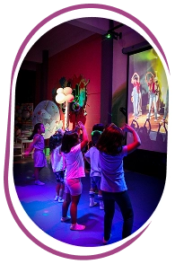 Animadores profesionales de Huija coordinando juegos con niños en la pista de baile. Incluye Plataforma 360.