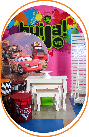 Primer plano de la mesa de torta decorada y espacio de homenaje en el Salón Huija.