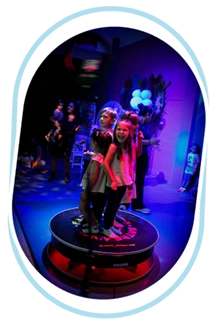 Animadores profesionales de Huija coordinando juegos con niños en la pista de baile. Incluye Plataforma 360.