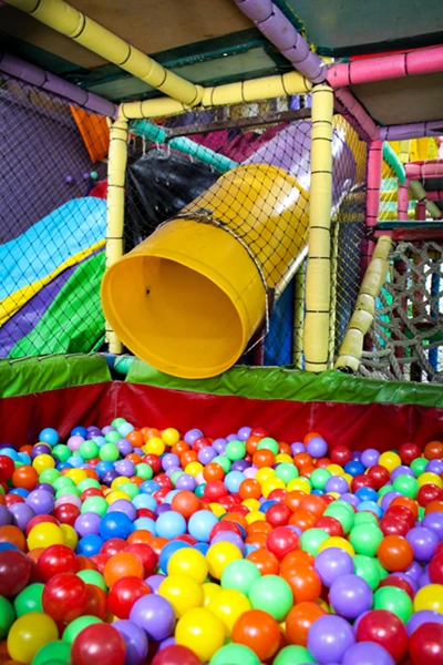 Niños jugando y riendo en laberinto gigante de Salón Huija. Diversión asegurada en Villa Ballester.